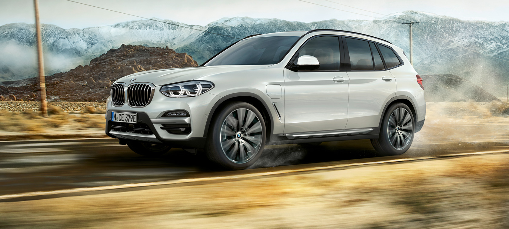BMW X3 xDrive30e posūkyje BMW X3 xDrive30e posūkyje