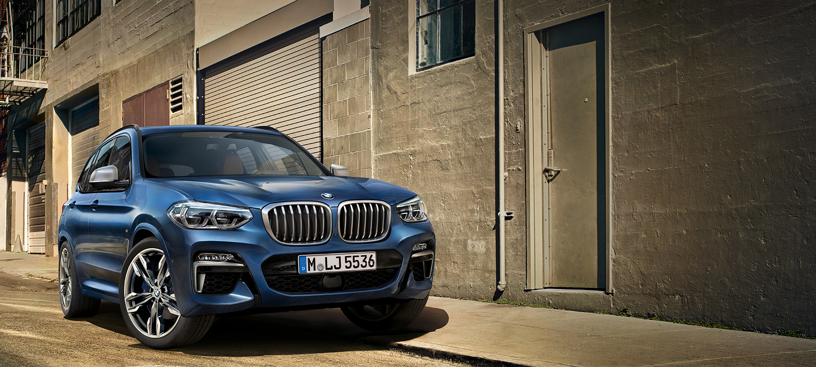 BMW X3 M40i, vaizdas iš priekio prie namo sienos. BMW X3 M40i, vaizdas iš priekio prie namo sienos.