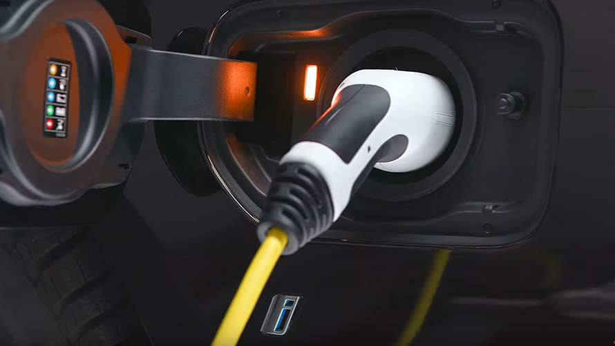 BMW įkraunamas hibridas prijungtas įkrovimo kabeliu BMW X3 G01 BMW įkraunamas hibridas prijungtas įkrovimo kabeliu, vaizdas iš arti