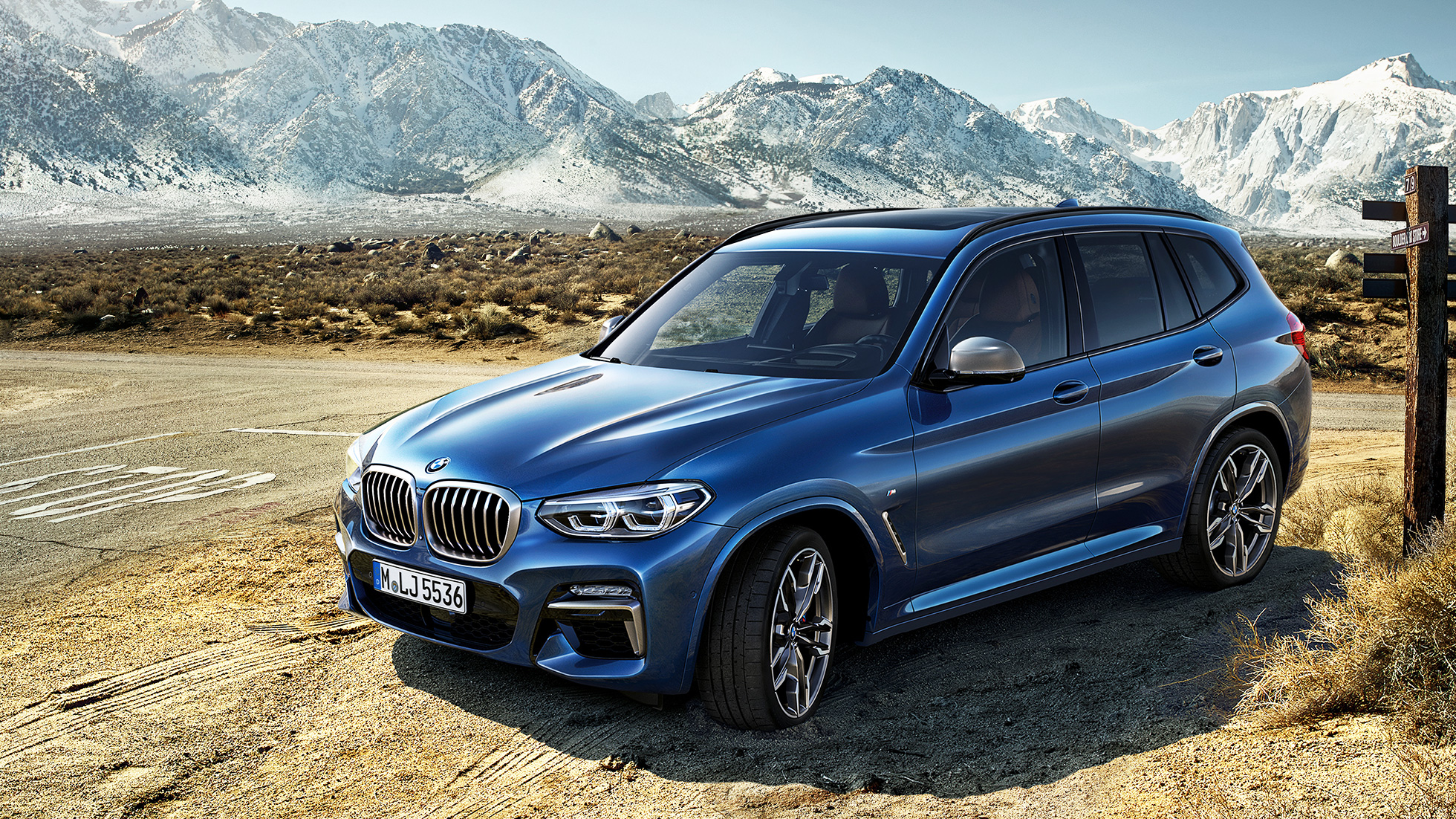 BMW X3 M40i, trijų ketvirčių vaizdas iš priekio kalnų fone BMW X3 M40i, trijų ketvirčių vaizdas iš priekio kalnų fone