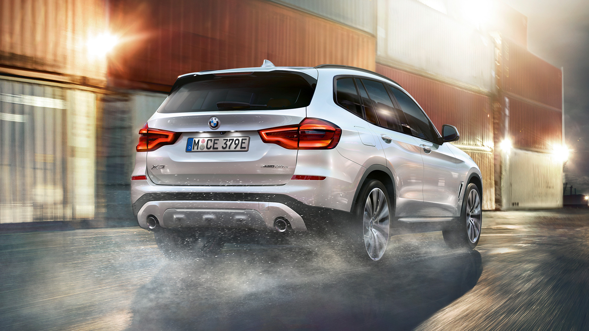 BMW X3 M40i, vaizdas iš galo su modelio pavadinimu BMW X3 M40i, vaizdas iš galo su modelio pavadinimu