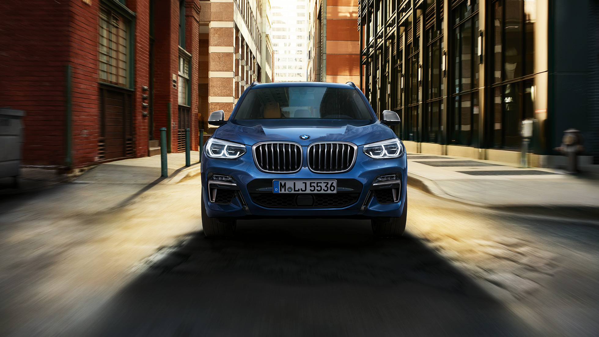 BMW X3 M40i, vaizdas iš priekio miesto fone BMW X3 M40i, vaizdas iš priekio miesto fone