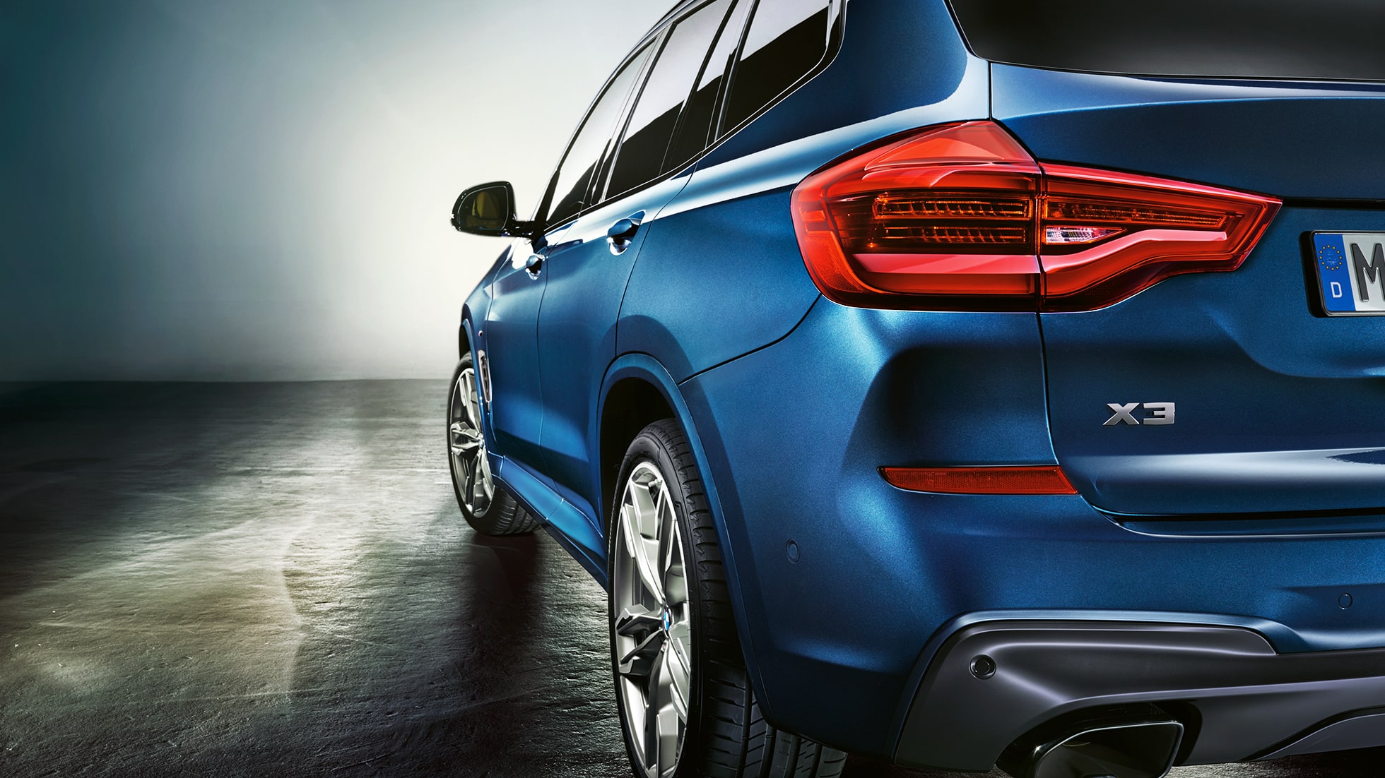 BMW X3 M40i, trijų ketvirčių vaizdas iš galo su LED galiniais žibintais BMW X3 M40i, trijų ketvirčių vaizdas iš galo su LED galiniais žibintais