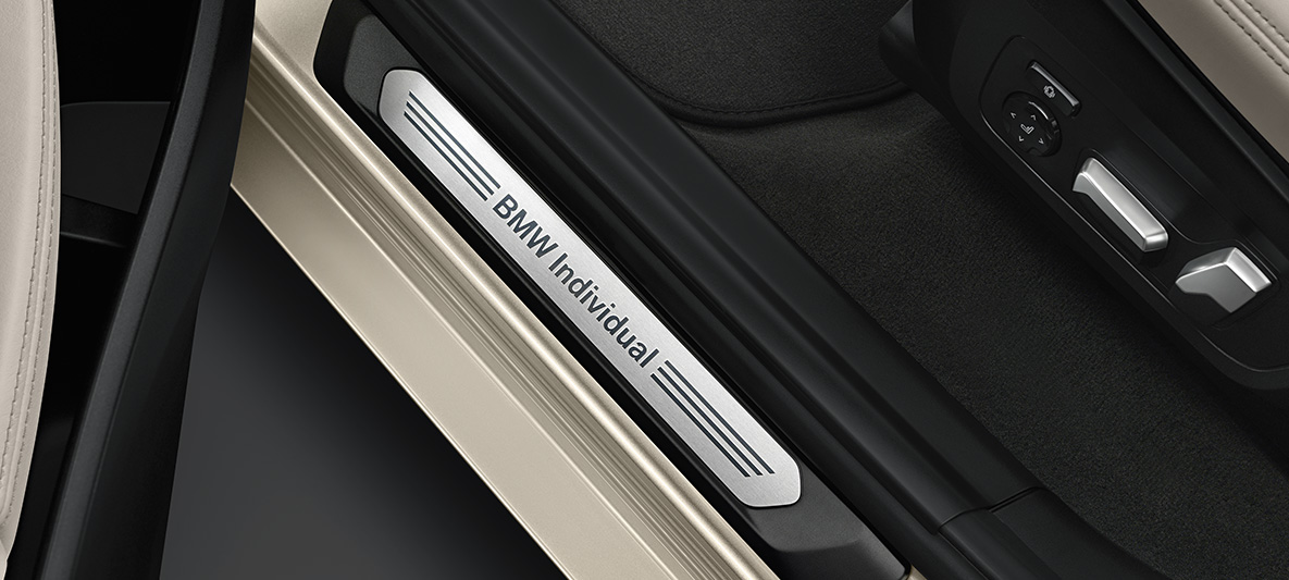 BMW X3, BMW Individual durelių slenksčio apdaila su BMW Individual logotipu BMW X3, BMW Individual durelių slenksčio apdaila su BMW Individual logotipu