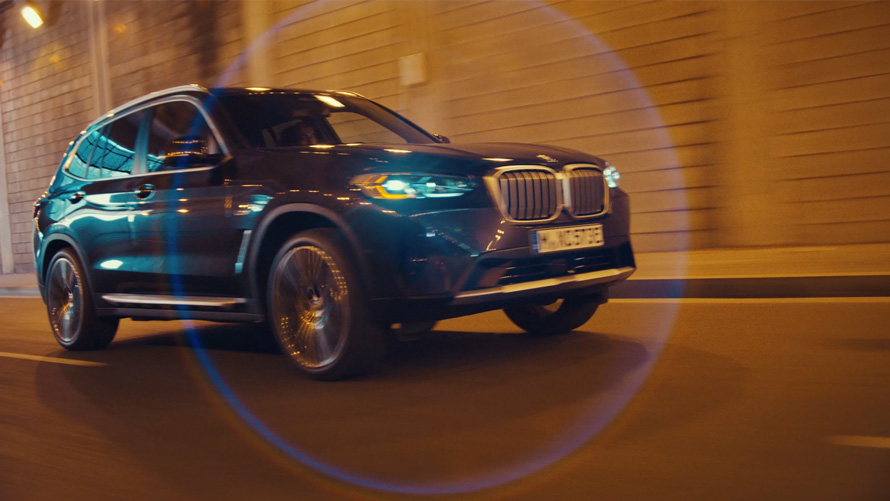 BMW X3 (G01) vairavimo dinamika, pilkos Sophisto Grey spalvos 2021 BMW X3 (G01) vairavimo dinamika, trijų ketvirčių vaizdas iš priekio, pilkos Sophisto Grey spalvos 2021