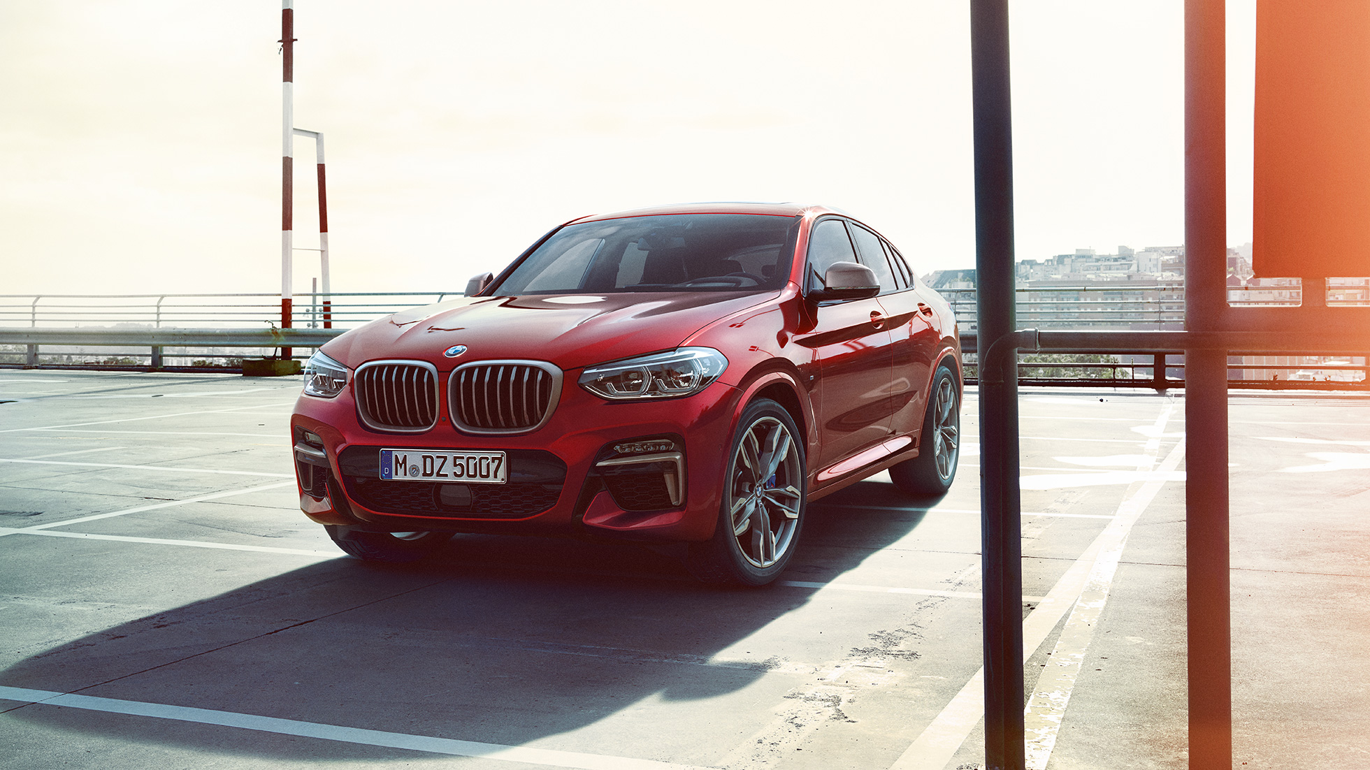 BMW X4 eksterjeras BMW X4 M40i G02 2018 Flamenco Red brilliant effect tviskančios raudonos spalvos trijų ketvirčių vaizdas iš priekio