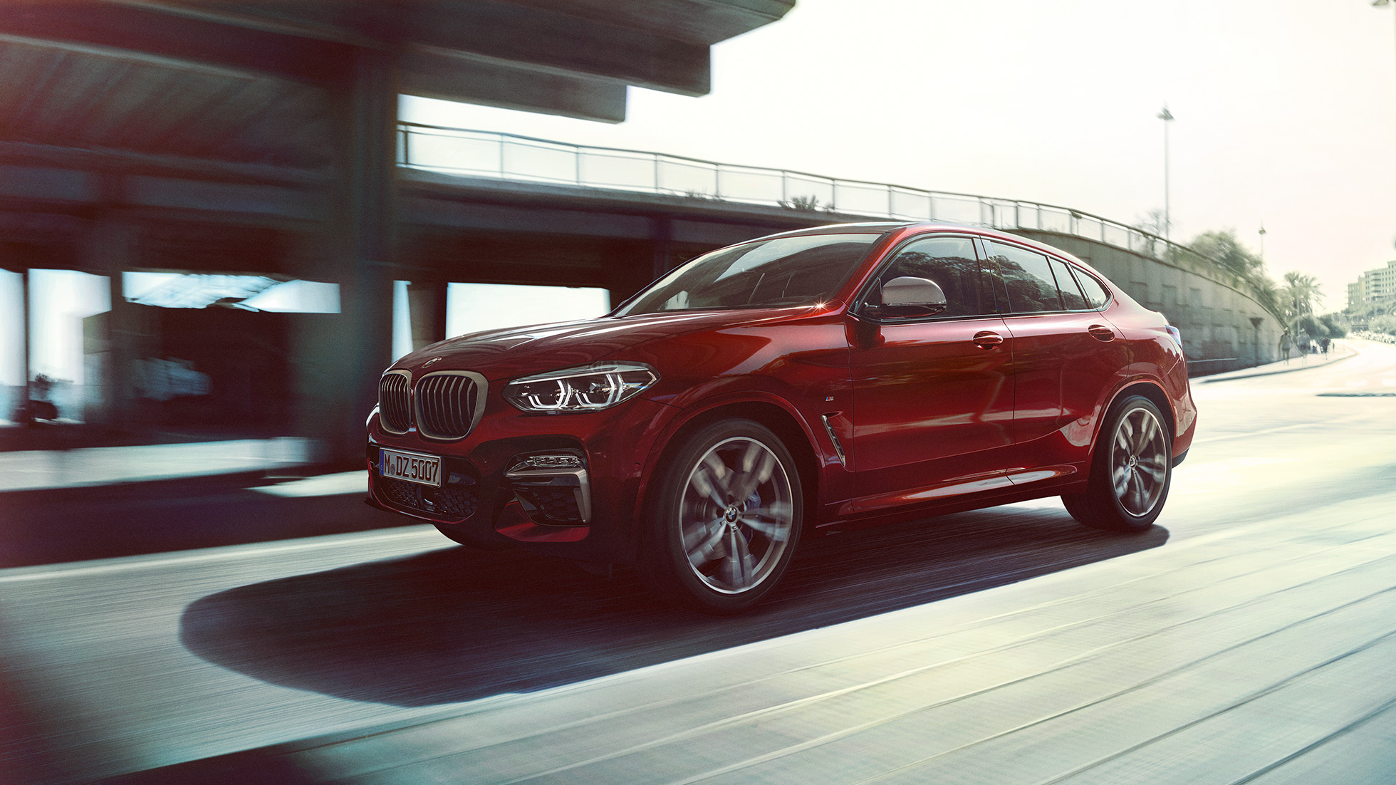 Dinamiškas BMW X4 priekis BMW X4 M40i G02 2018 Flamenco Red brilliant effect tviskančios raudonos spalvos trijų ketvirčių vaizdas iš priekio