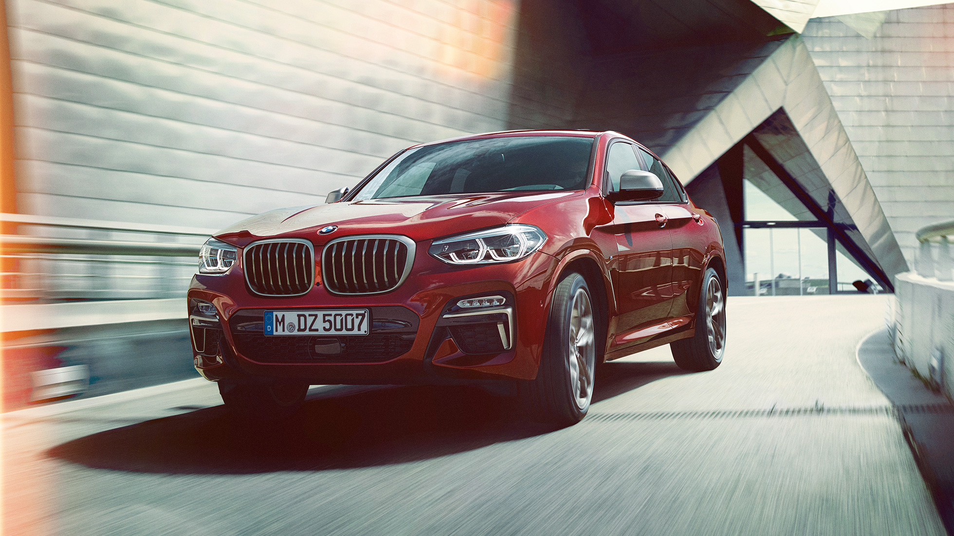 BMW X4 trijų ketvirčių vaizdas iš priekio BMW X4 M40i G02 2018 Flamenco Red brilliant effect tviskančios raudonos spalvos trijų ketvirčių vaizdas iš priekio