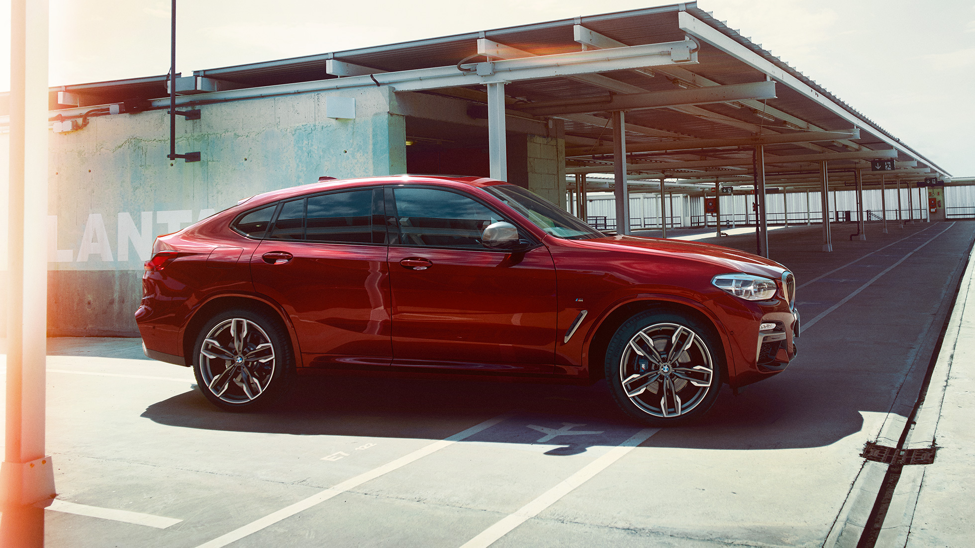 Sportiškos BMW X4 linijos BMW X4 M40i G02 2018 Flamenco Red brilliant effect tviskančios raudonos spalvos vaizdas iš šono