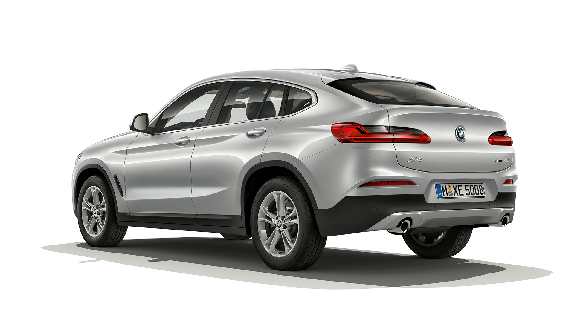 BMW X4 Advantage modelis trijų ketvirčių vaizdas iš galo BMW X4 xDrive20d Advantage modelis G02 2018 Glacier Silver sidabro spalvos trijų ketvirčių vaizdas iš galo