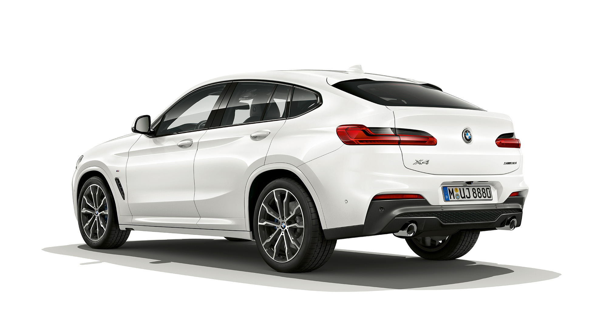 BMW X4 M Sport modelio trijų ketvirčių spalvos vaizdas iš galo BMW X4 xDrive30i modelis M Sport G02 2018 Alpine White baltos spalvos trijų ketvirčių spalvos vaizdas iš galo