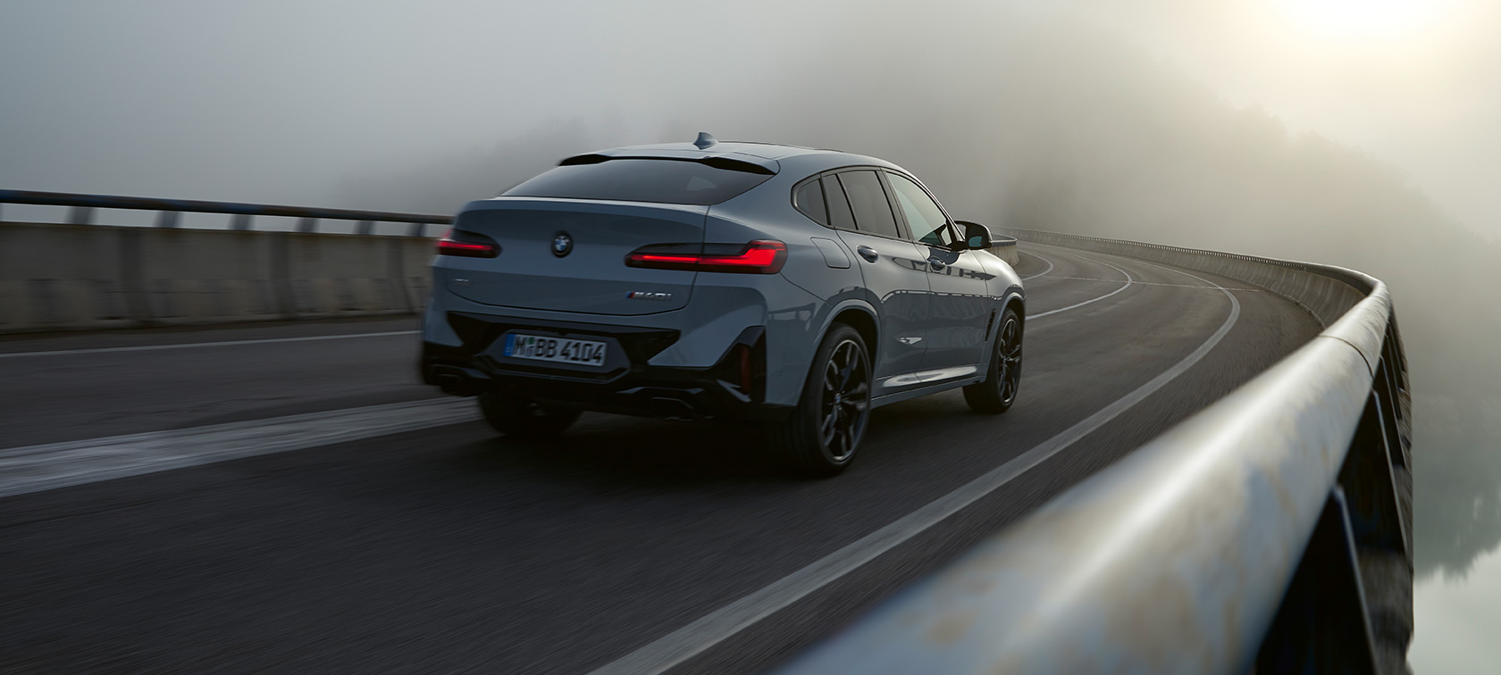 BMW X4 (G02) finansinės paslaugos 2021 BMW X4 (G02) finansinės paslaugos, pilkos Brooklyn Grey spalvos 2021 m. trijų ketvirčių vaizdas iš galo 2021