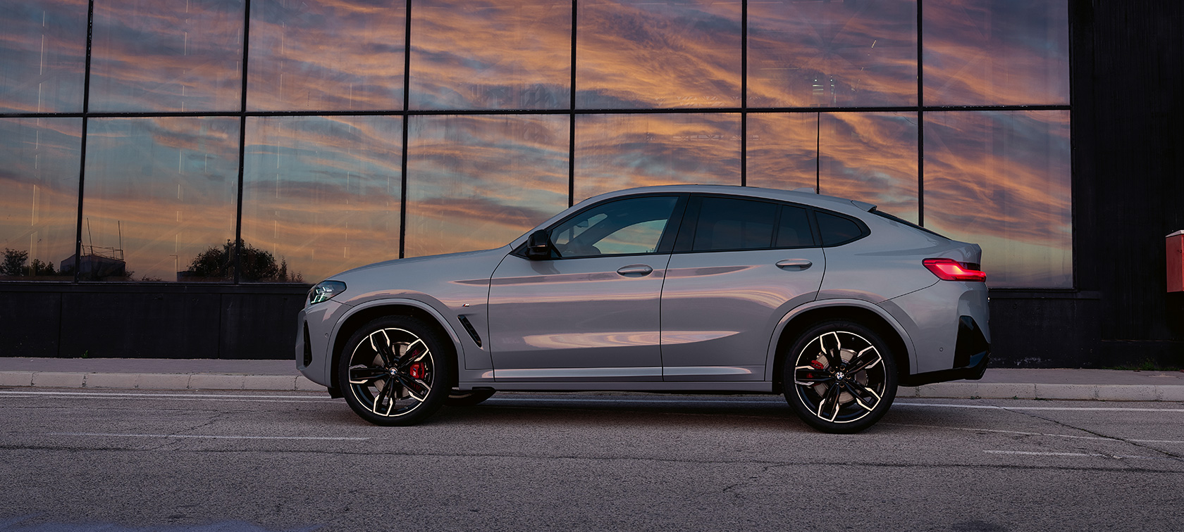 BMW X4 (G02) pilkos Brooklyn Grey spalvos 2021 vaizdas iš šono