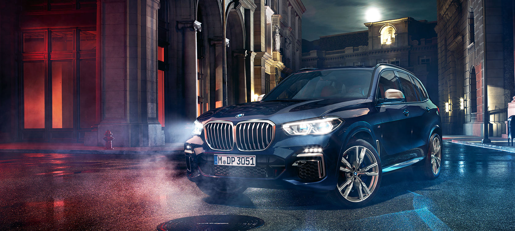 BMW X5 M50d kelyje BMW X5 M50d stovi kelyje naktinio miesto fone