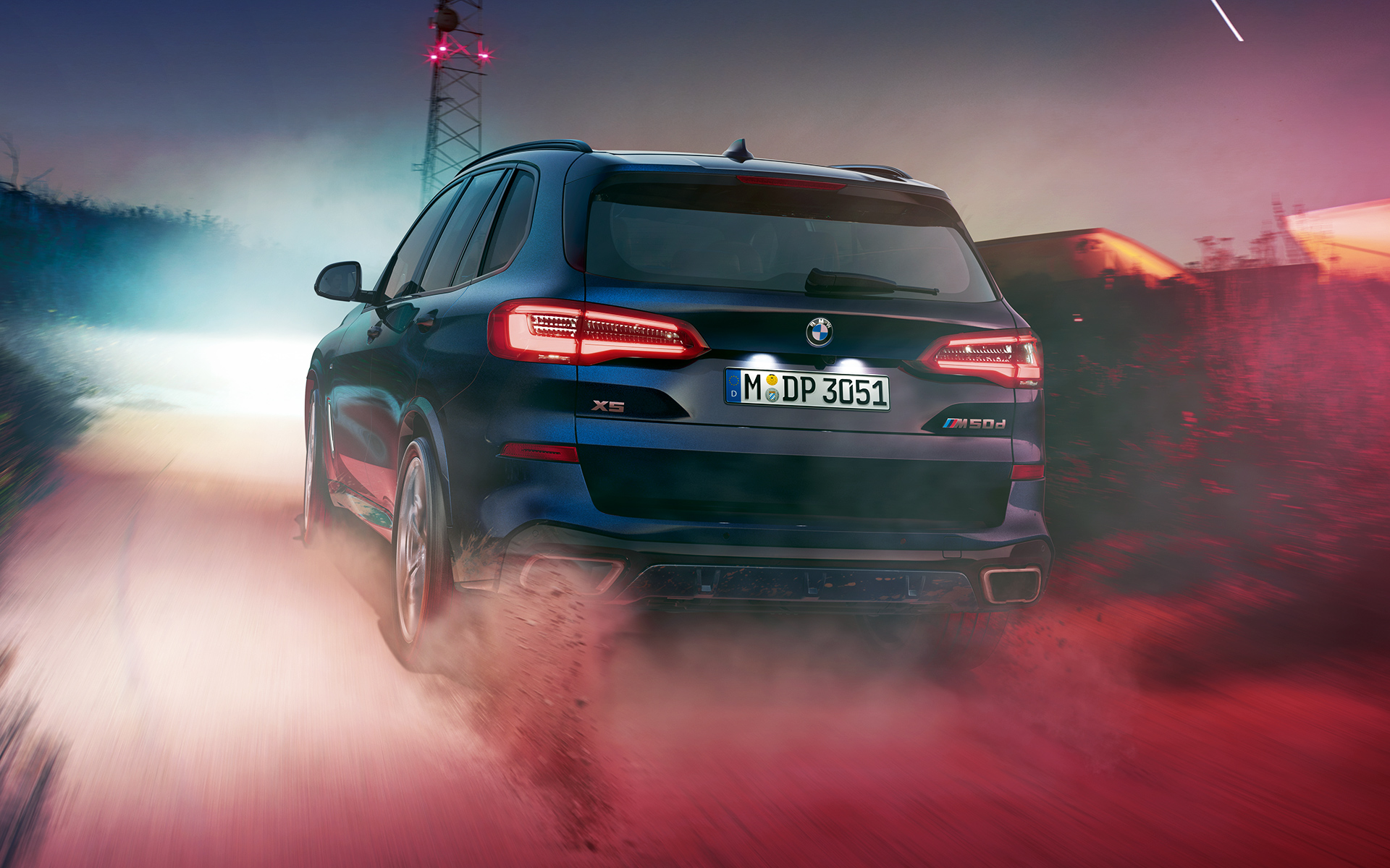 BMW X5 M50d galas BMW X5 M50d urbanistinio peizažo fone naktį (vaizdas iš galo)