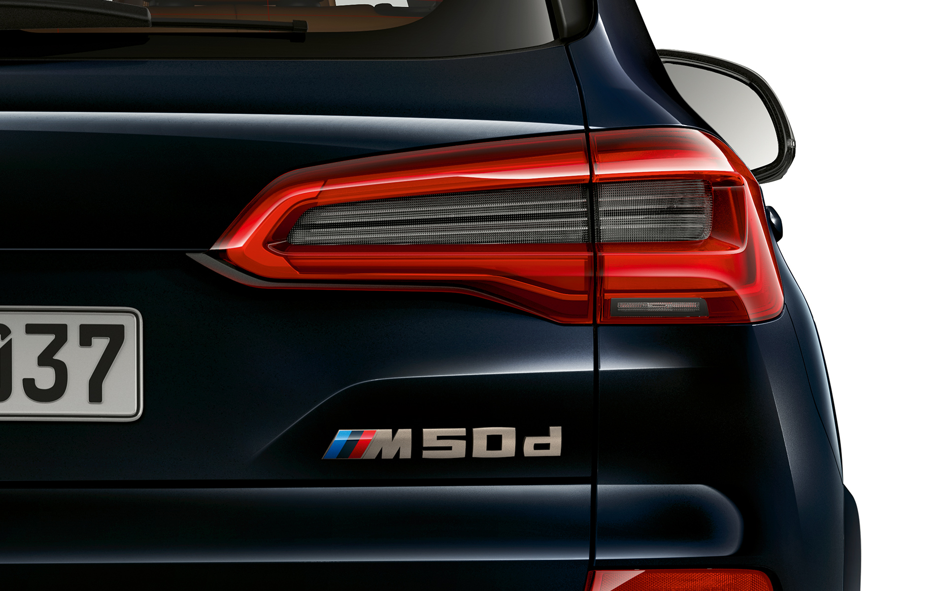 Užrašas BMW X5 M50d gale BMW X5 M50d modelio užrašas iš arti
