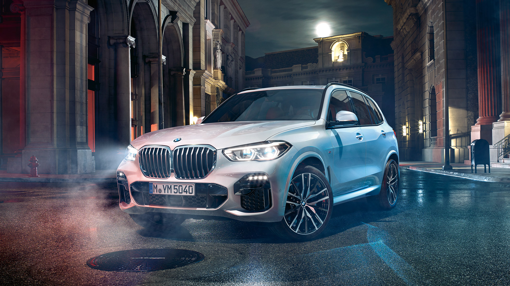 BMW X5 trijų ketvirčių vaizdas iš priekio BMW X5 G05 2018 Mineral White balto metaliko spalvos naktį stovinčio automobilio trijų ketvirčių vaizdas iš priekio