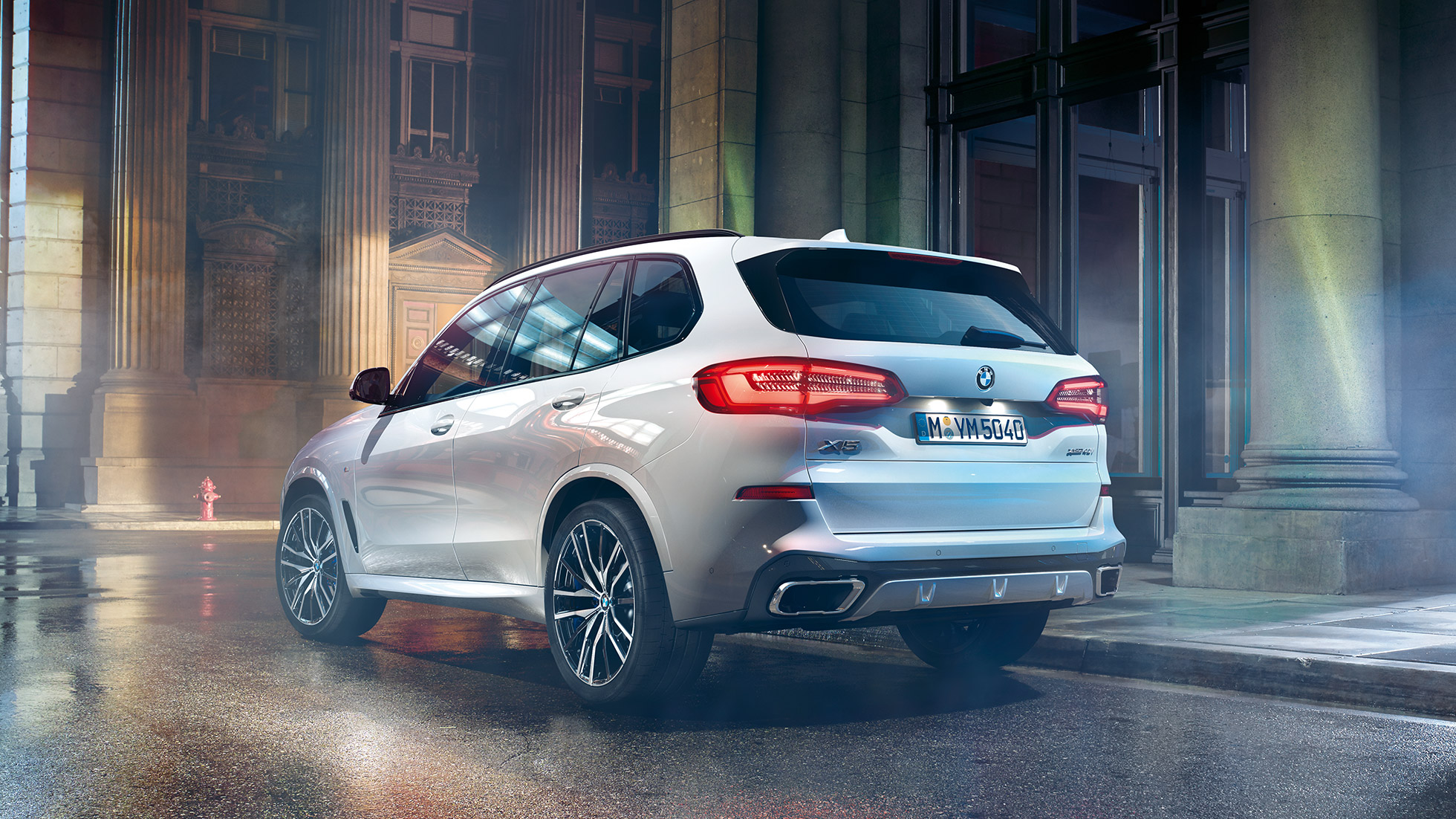 BMW X5 xDrive40i trijų ketvirčių vaizdas iš galo BMW X5 xDrive40i G05 2018 Mineral White balto metaliko spalvos trijų ketvirčių vaizdas iš galo