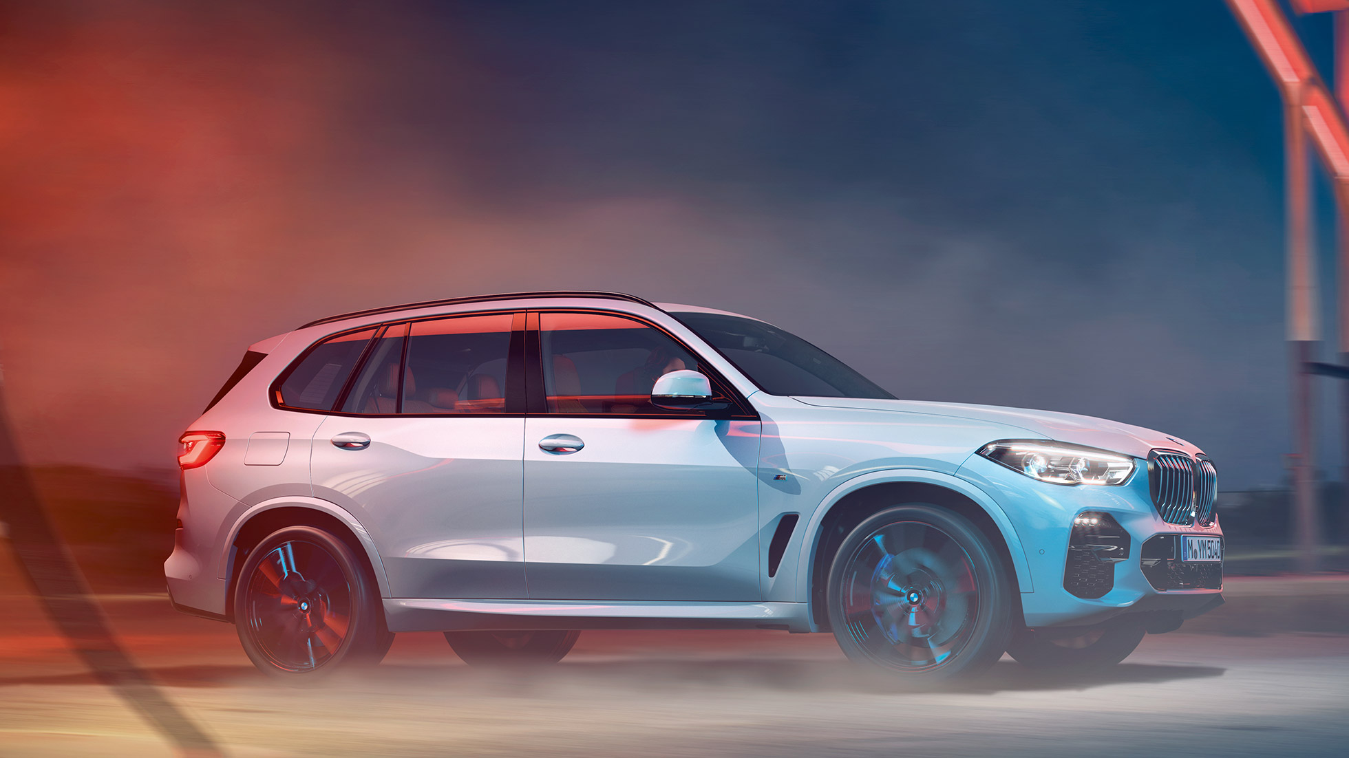 BMW X5 G05 2018 vaizdas iš šono BMW X5 G05 2018 Mineral White balto metaliko spalvos vaizdas iš šono