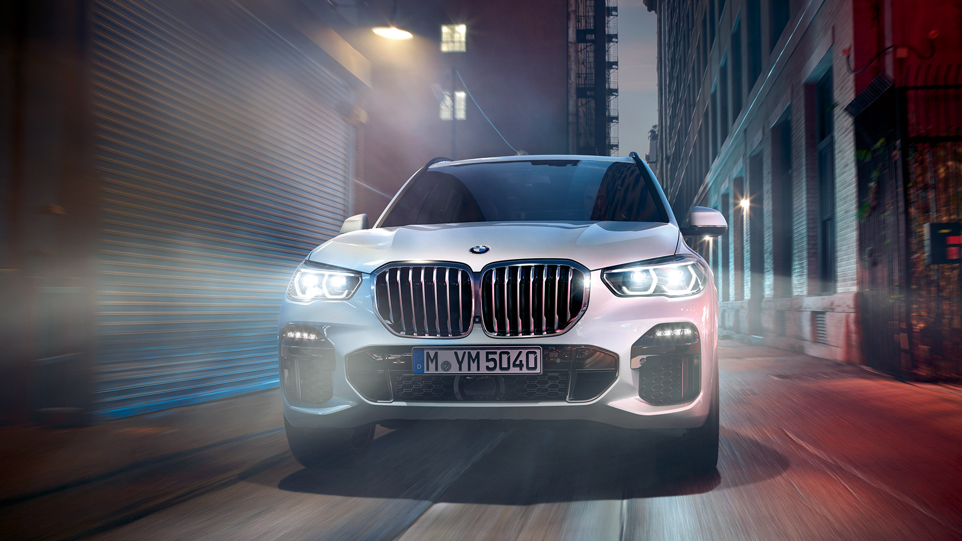 BMW X5 vaizdas iš priekio BMW X5 G05 2018 Mineral White balto metaliko spalvos vaizdas iš priekio