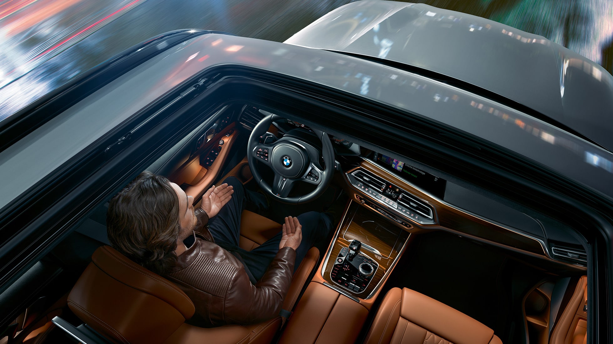 BMW X5 vaizdas pro panoraminį stogą BMW X5 G05 2018 Mineral White balto metaliko spalvos vaizdas pro panoraminį stogą iš paukščio skrydžio