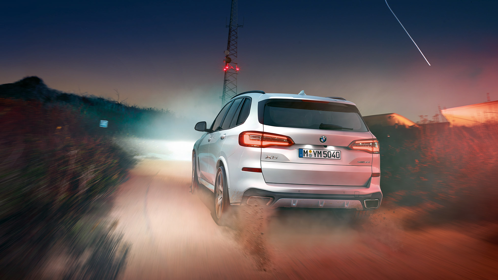 BMW X5 xDrive40i vaizdas iš galo BMW X5 xDrive40i G05 2018 Mineral White balto metaliko spalvos vaizdas iš galo