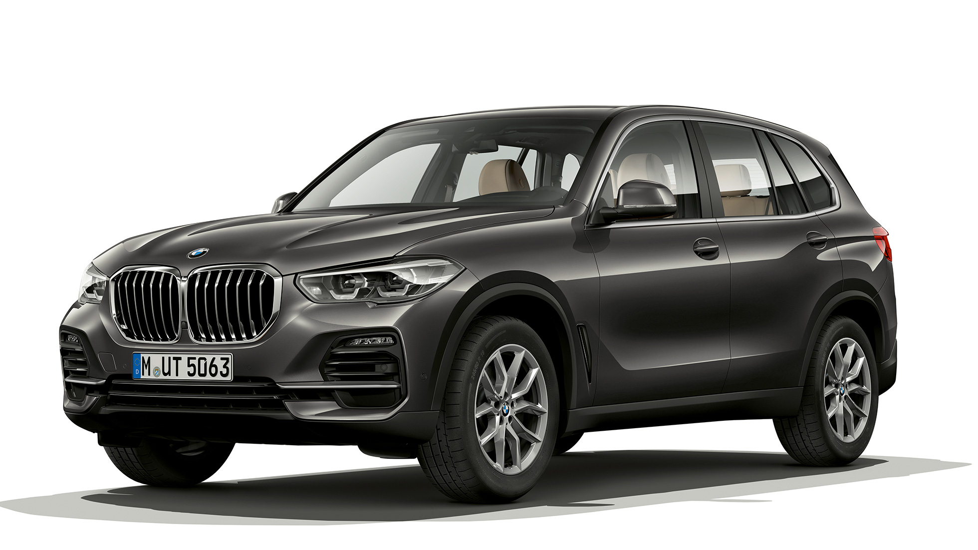 Bazinės komplektacijos modelis BMW X5 xDrive30d trijų ketvirčių vaizdas iš priekio Bazinės komplektacijos modelis BMW X5 xDrive30d G05 2018 Sophisto Grey Brilliant Effect pilko metaliko spalvos trijų ketvirčių vaizdas iš priekio