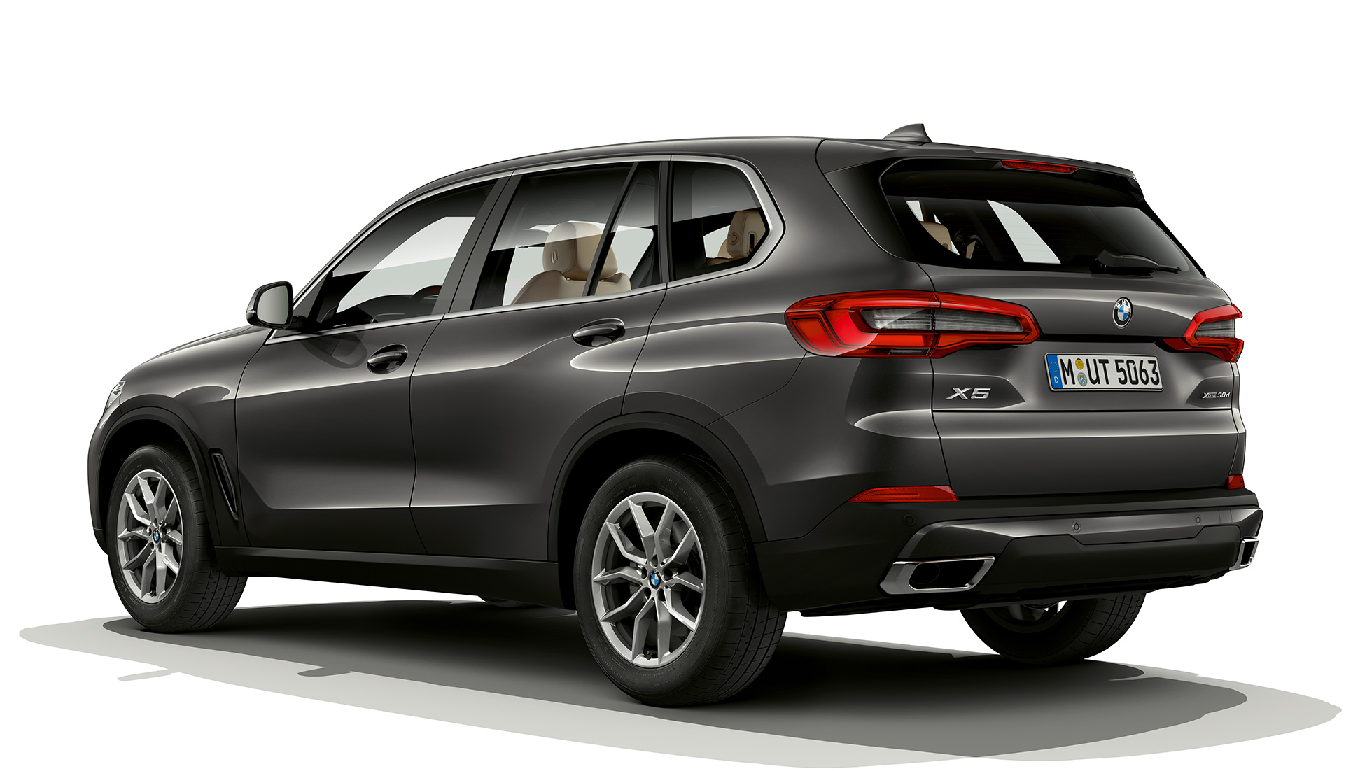 Bazinės komplektacijos modelis BMW X5 xDrive30d trijų ketvirčių vaizdas iš galo Bazinės komplektacijos modelis BMW X5 xDrive30d G05 2018 Sophisto Grey Brilliant Effect pilko metaliko spalvos trijų ketvirčių vaizdas iš galo