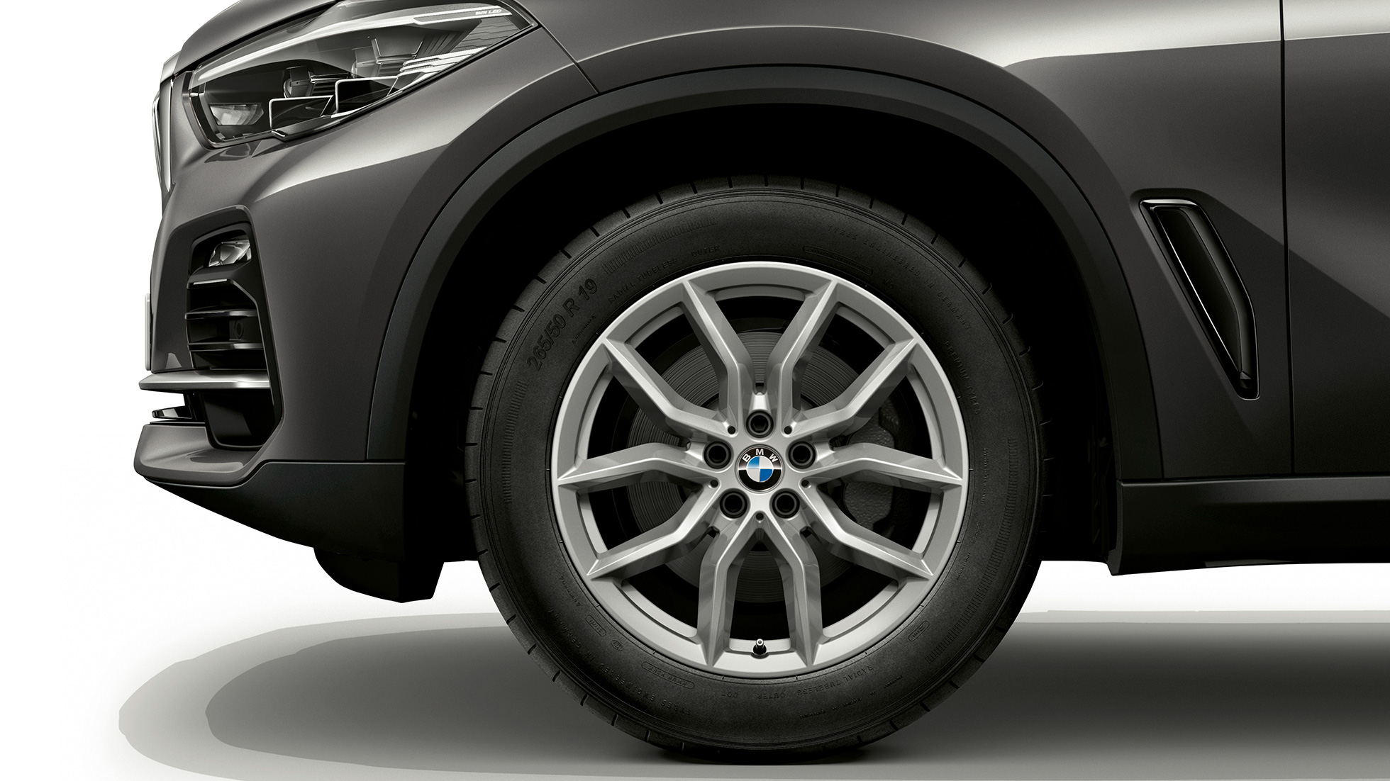 Bazinės komplektacijos modelis BMW X5 xDrive30d vaizdas iš šono su ratlankiu Bazinės komplektacijos modelis BMW X5 xDrive30d G05 2018 Sophisto Grey Brilliant Effect pilko metaliko spalvos vaizdas iš šono su ratlankiu