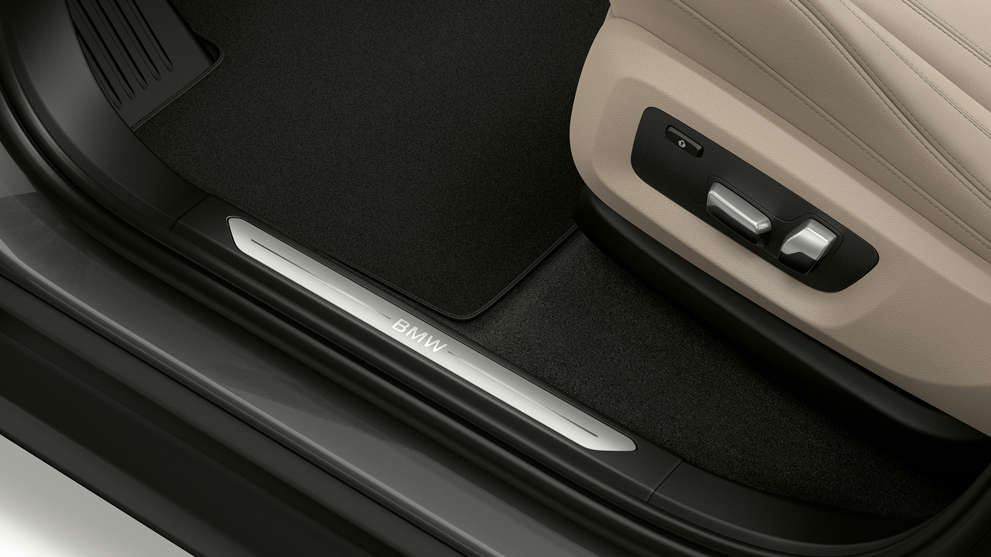 Bazinės komplektacijos modelis BMW X5 xDrive30d durelių slenksčių apdaila Bazinės komplektacijos modelis BMW X5 xDrive30d G05 2018 Sophisto Grey Brilliant Effect pilko metaliko spalvos durelių slenksčių apdaila