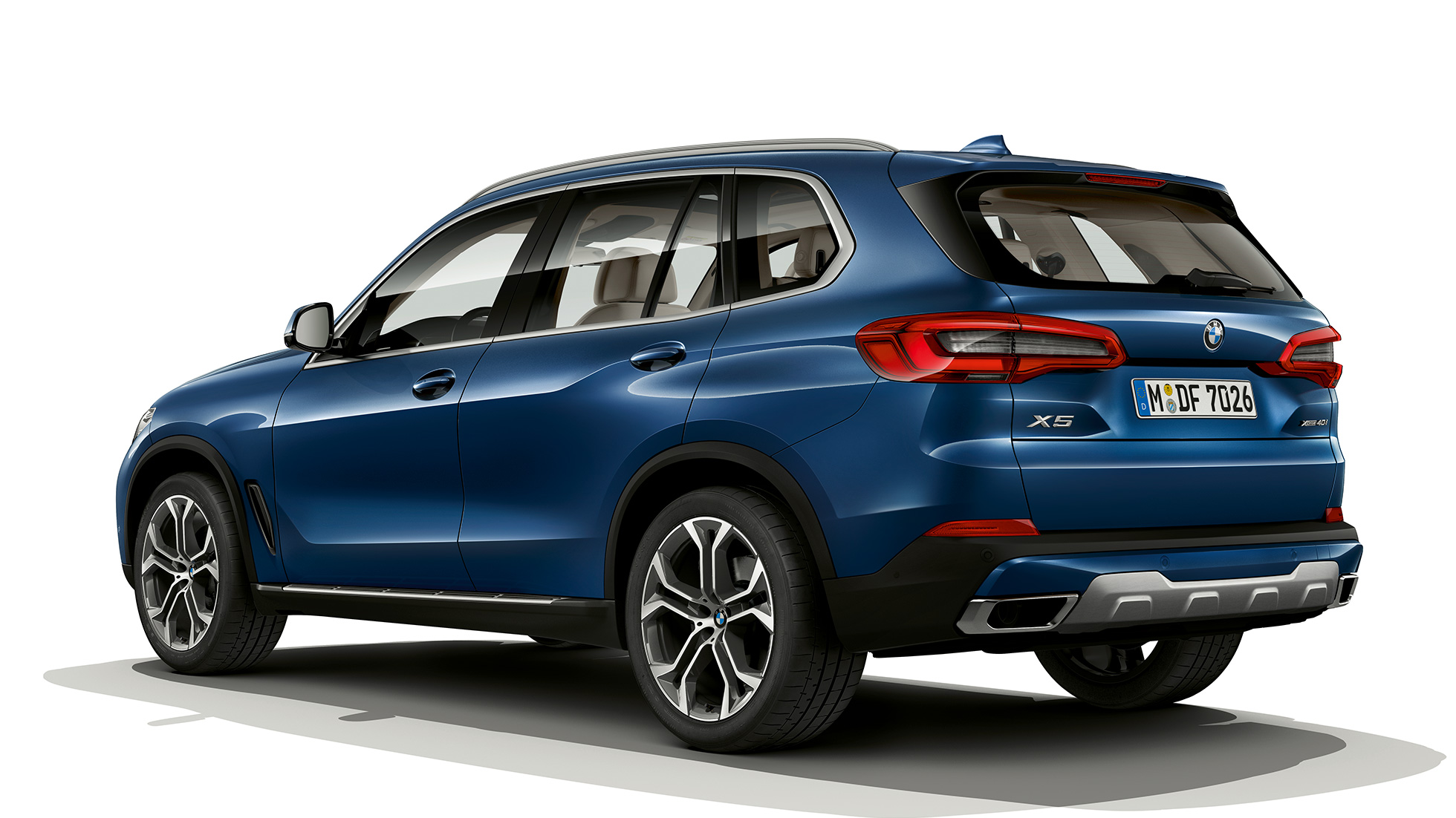 Modelis xLine BMW X5 xDrive40i trijų ketvirčių vaizdas iš galo Modelis xLine BMW X5 xDrive40i G05 2018 Phytonic Blue mėlyno metaliko spalvos trijų ketvirčių vaizdas iš galo