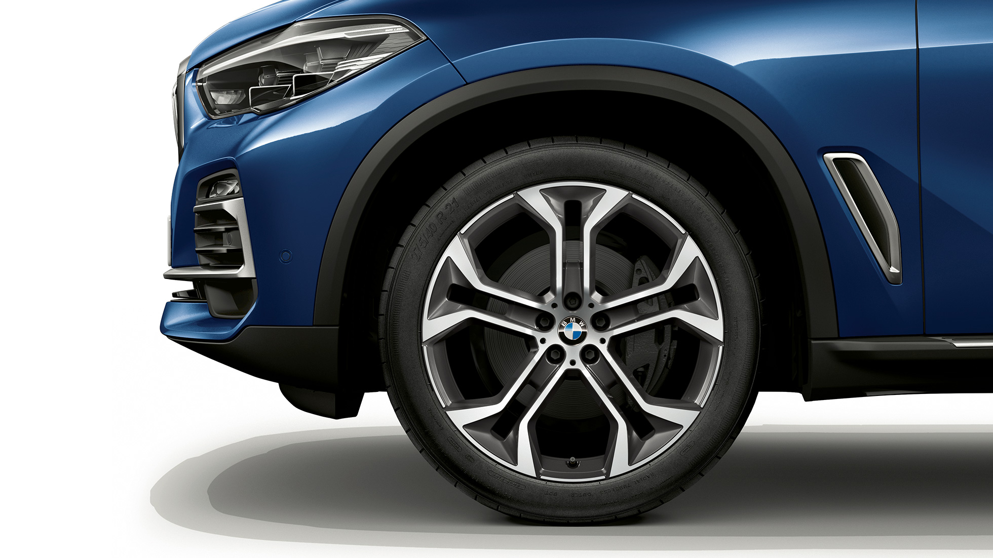 Modelis xLine BMW X5 xDrive40i vaizdas iš šono su ratankiu Modelis xLine BMW X5 xDrive40i G05 2018 Phytonic Blue mėlyno metaliko spalvos vaizdas iš šono su ratankiu