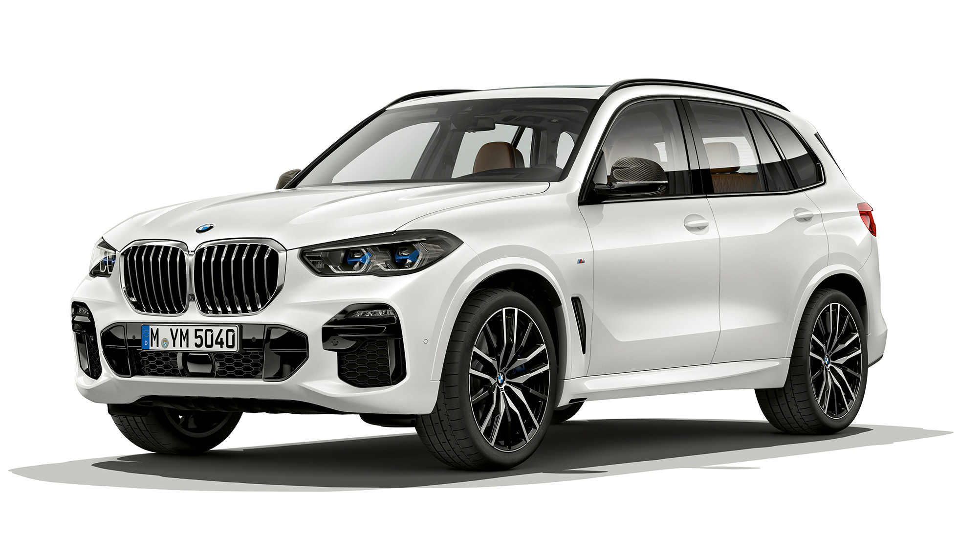 Modelis M Sport BMW X5 xDrive40i trijų ketvirčių vaizdas iš priekio Modelis M Sport BMW X5 xDrive40i G05 2018 Mineral White balto metaliko spalvos trijų ketvirčių vaizdas iš priekio