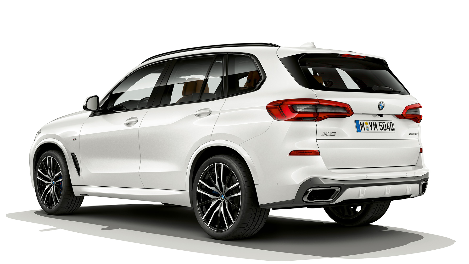 Modelis M Sport BMW X5 xDrive40i trijų ketvirčių vaizdas iš galo Modelis M Sport BMW X5 xDrive40i G05 2018 Mineral White balto metaliko spalvos trijų ketvirčių vaizdas iš galo