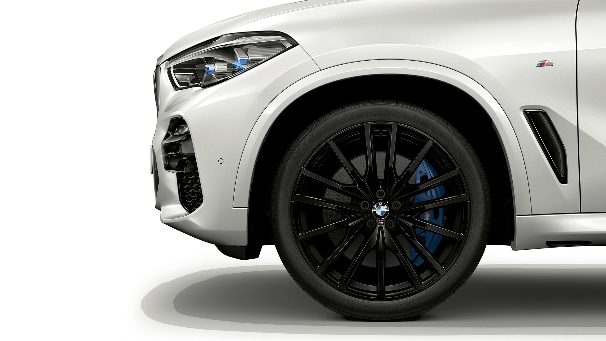 Modelis M Sport BMW X5 xDrive40i vaizdas iš šono su ratlankiu Modelis M Sport BMW X5 xDrive40i G05 2018 Mineral White balto metaliko spalvos vaizdas iš šono su ratlankiu