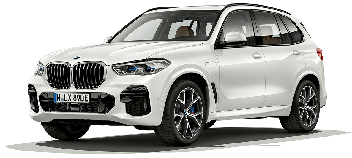 BMW X5 xDrive45e trijų ketvirčių vaizdas iš priekio BMW X5 xDrive45e G05 2018 Mineral White balto metaliko spalvos trijų ketvirčių vaizdas iš priekio iš paukščio skrydžio