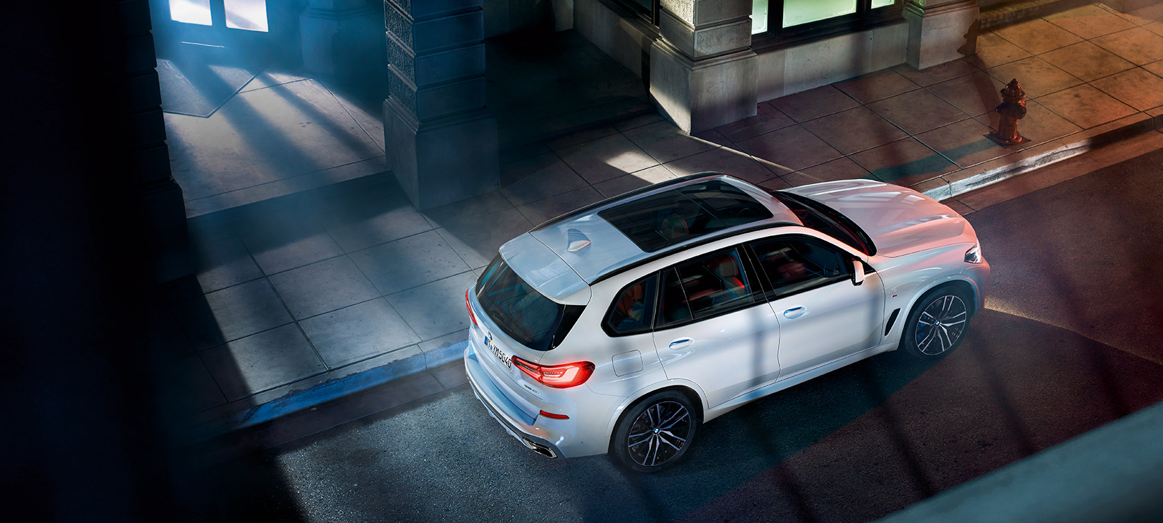 BMW X5 vaizdas iš paukščio skrydžio BMW X5 G05 2018 Mineral White balto metaliko spalvos vaizdas iš paukščio skrydžio