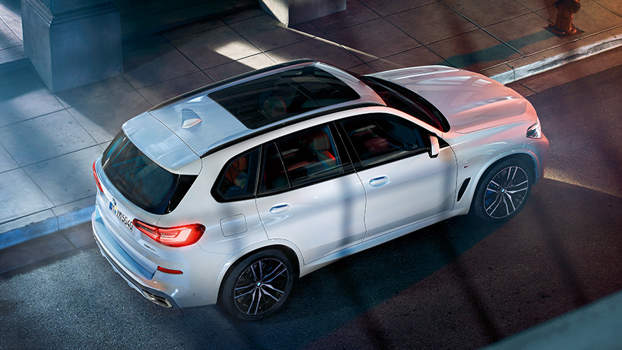BMW X5 stovinčio automobilio vaizdas iš paukščio skrydžio BMW X5 stovinčio automobilio vaizdas iš paukščio skrydžio