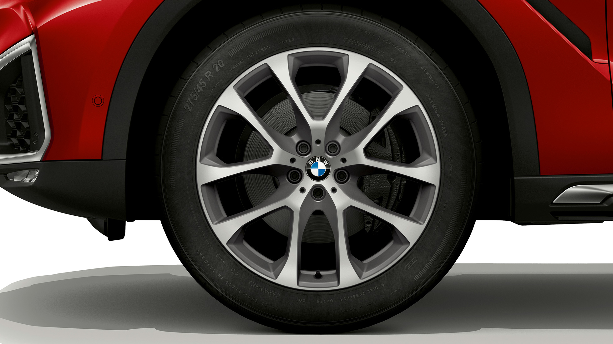 BMW X6 su BMW xLine, lengvojo lydinio ratlankis BMW X6 su BMW xLine, lengvojo lydinio ratlankio vaizdas iš arti