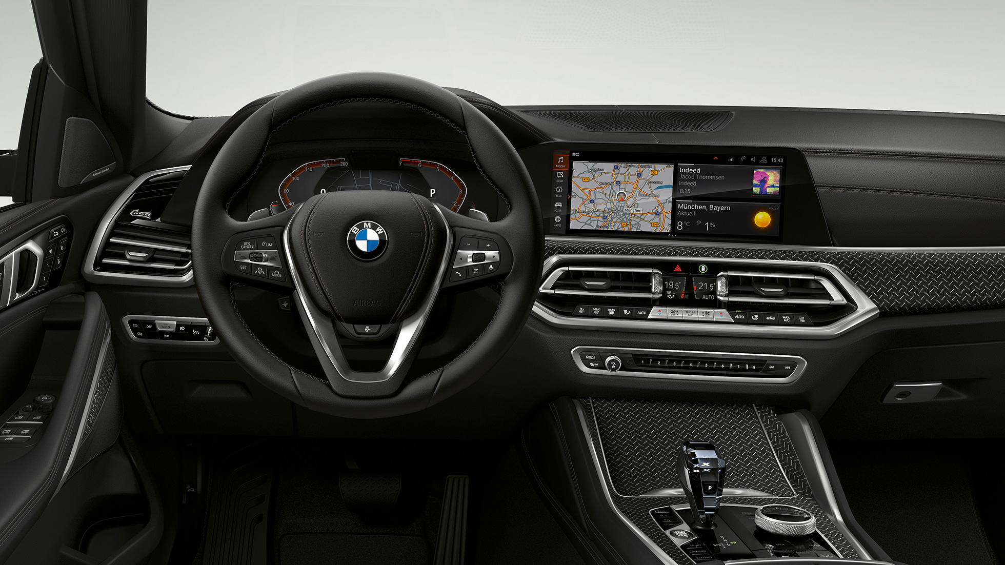 BMW X6 su BMW xLine, vairuotojo erdvė BMW X6 su BMW xLine interjeras ir vairuotojo erdvės vaizdas iš arti