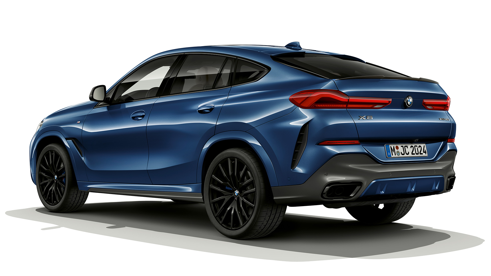 BMW X6 su M Sport paketu, galas BMW X6 su M Sport paketu trijų ketvirčių vaizdas iš galo.