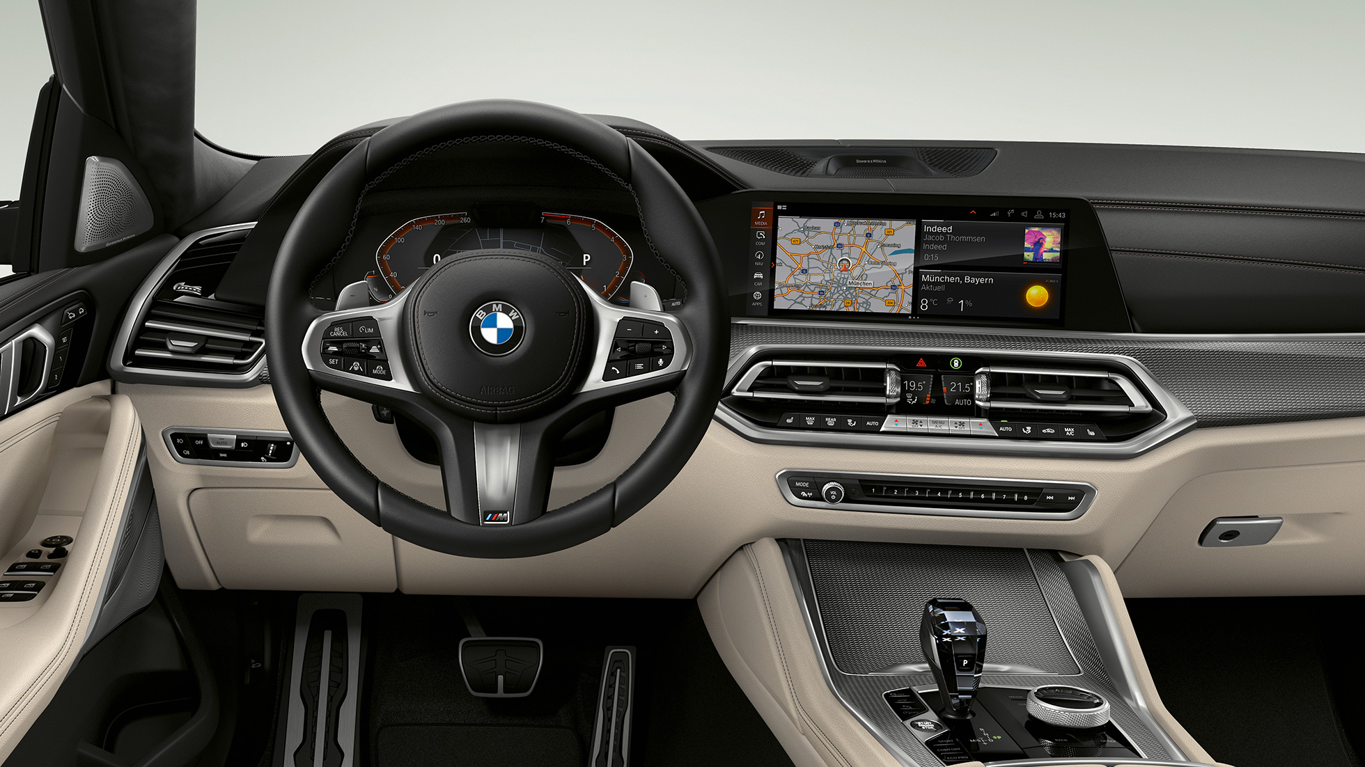 BMW X6 su M Sport paketu, vairuotojo erdvė BMW X6 su M Sport paketu interjeras ir vairuotojo erdvės vaizdas iš arti