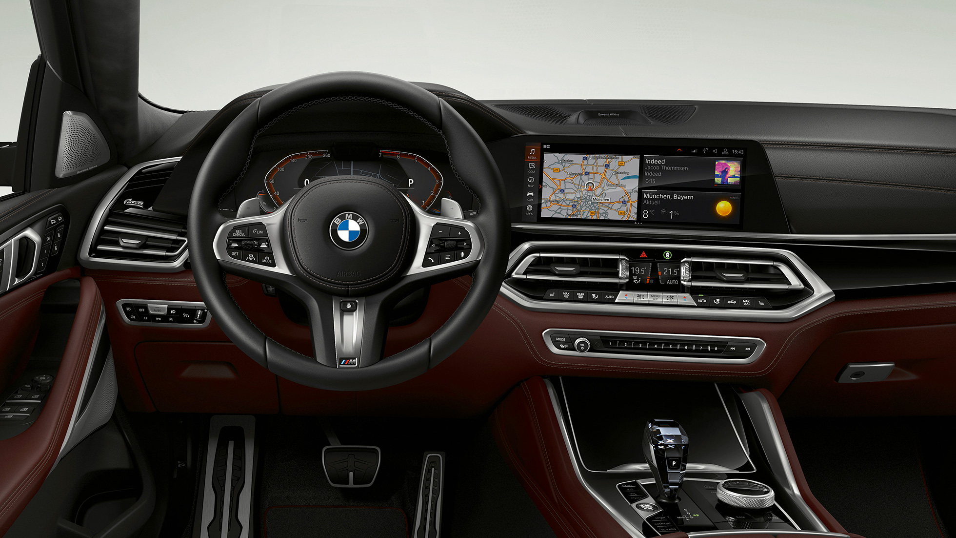 BMW X6 su BMW Individual, vairuotojo erdvė BMW X6 su BMW Individual interjeras su vairuotojo erdve iš arti