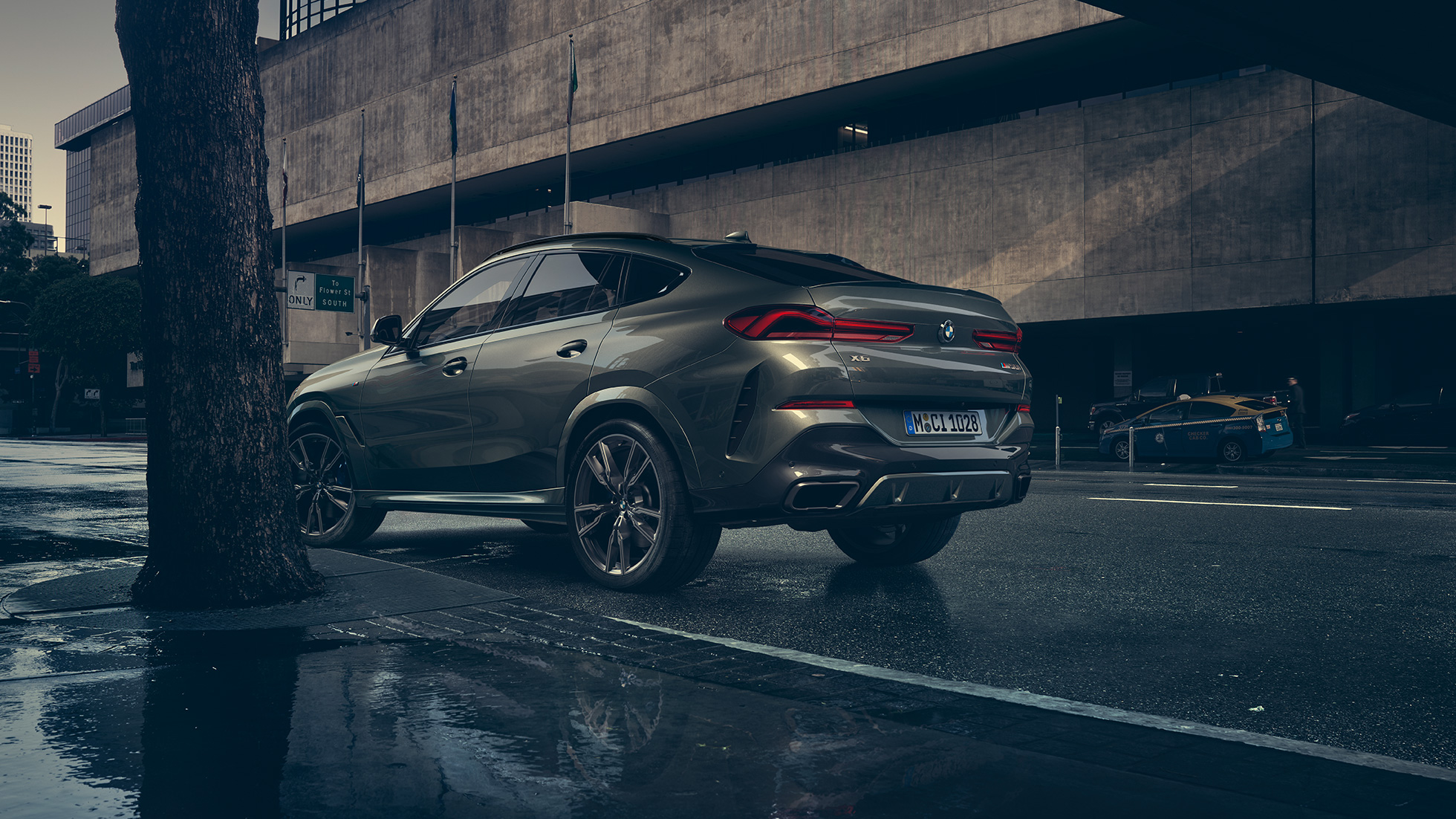 BMW X6 eksterjeras BMW X6 trijų ketvirčių vaizdas iš galo miesto fone