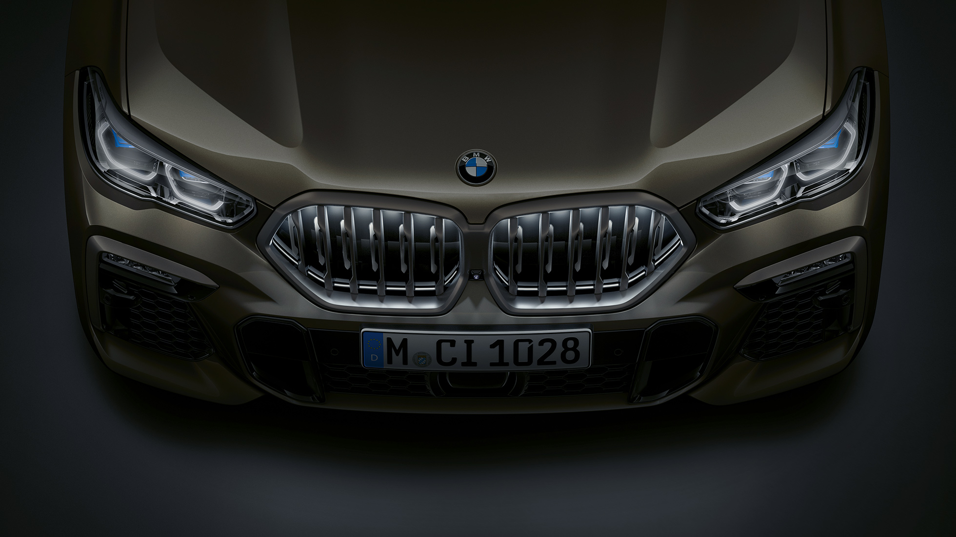 BMW X6 priekis BMW X6 priekio su BMW priekinėmis grotelėmis Iconic Glow vaizdas iš arti iš paukščio skrydžio