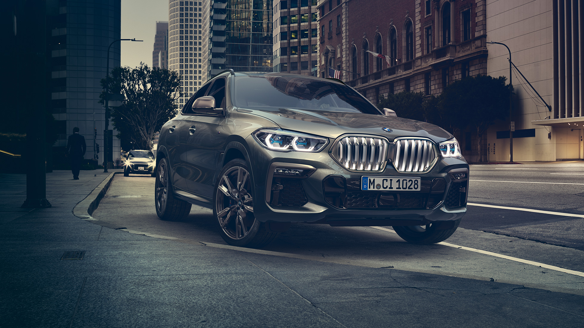 BMW X6 adaptyvioji M pakaba Professional BMW X6 trijų ketvirčių vaizdas iš priekio miesto fone