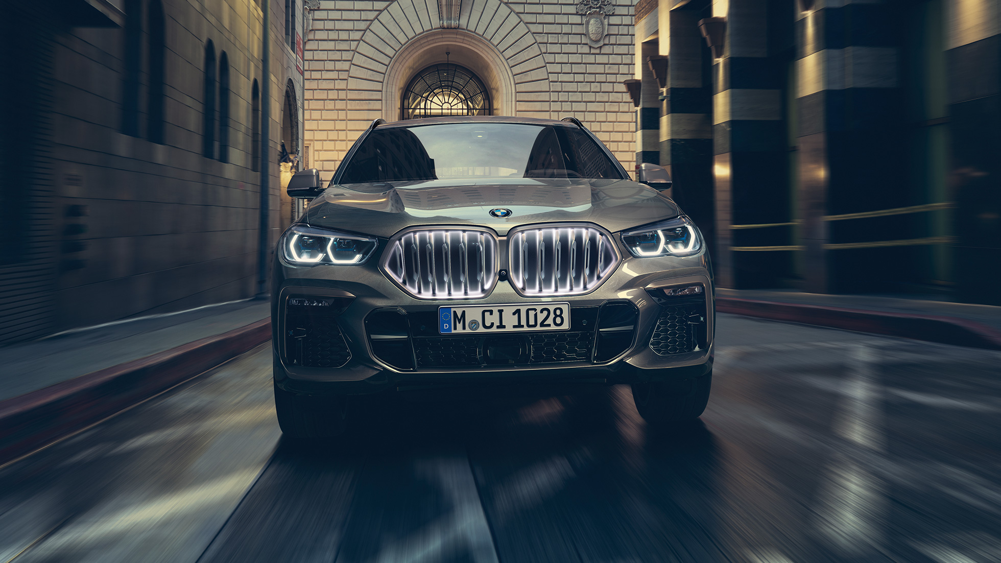 BMW X6 su Iconic Glow’ priekinėmis grotelėmis BMW X6 vaizdas iš priekio miesto fone