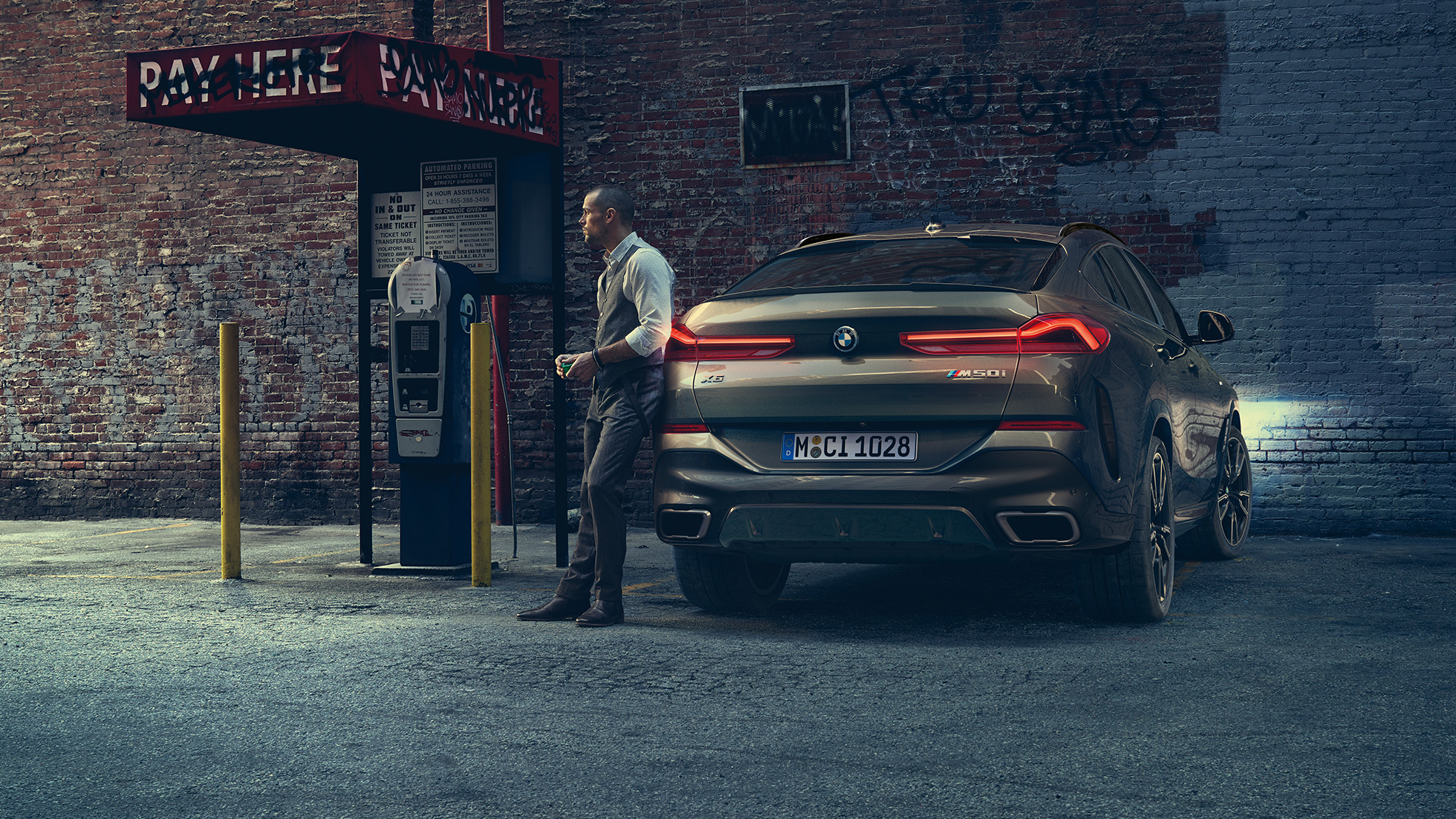BMW X6 galas BMW X6 vaizdas iš galo miesto fone