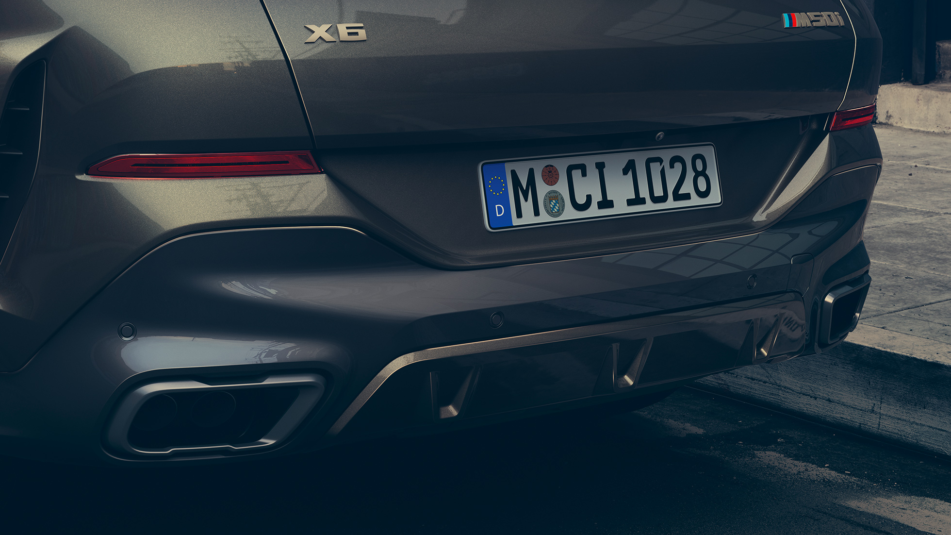 BMW X6 M sportinė išmetimo sistema BMW X6 priartintas M sportinės išmetimo sistemos vaizdas iš arti
