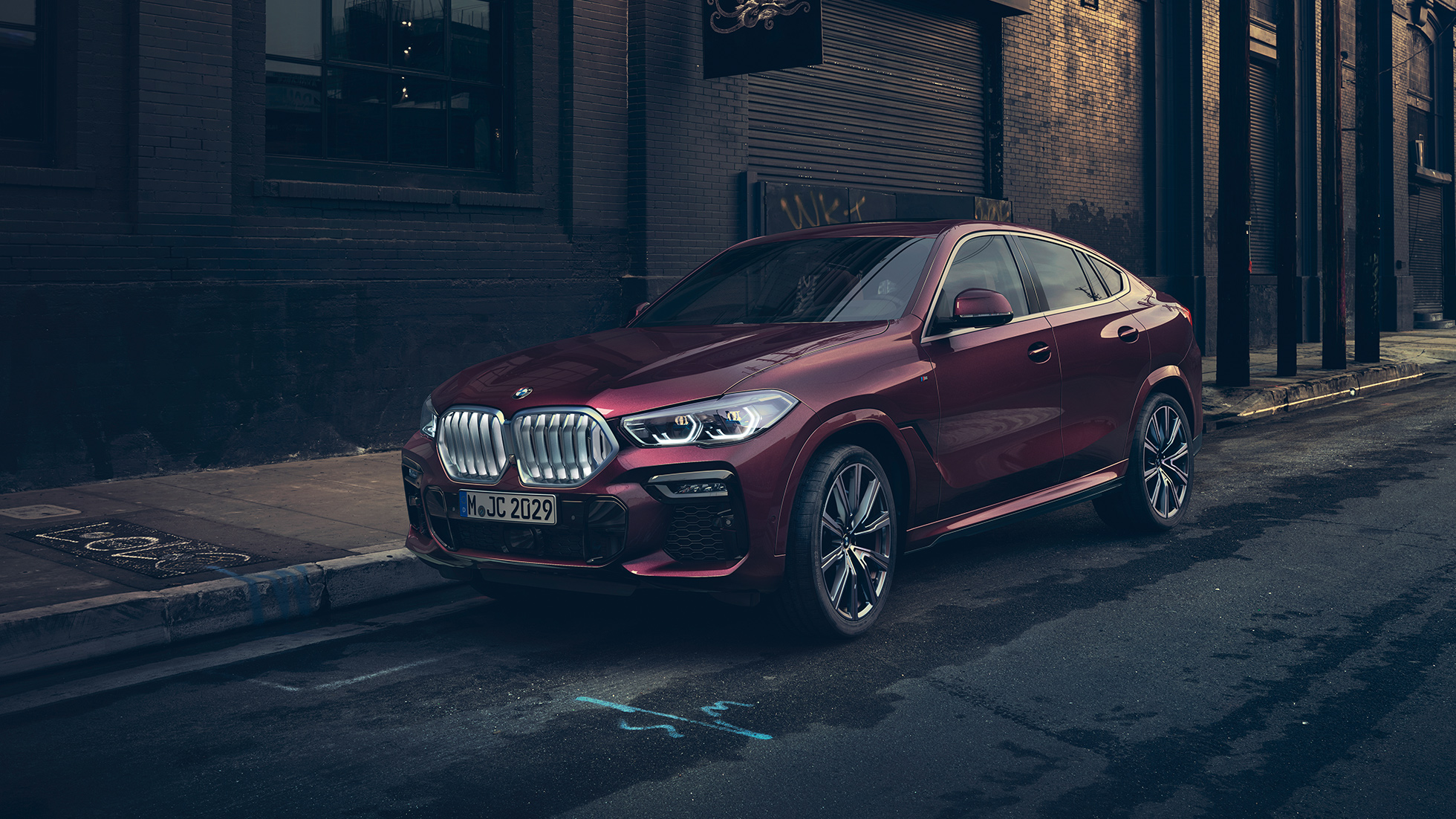 BMW X6 Individual eksterjeras Stovinčio BMW X6 trijų ketvirčių vaizdas iš priekio